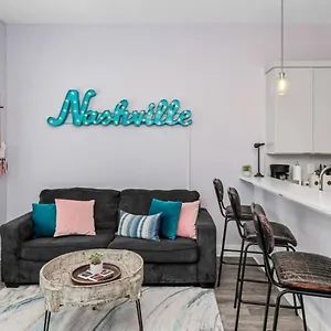 Apartment 3 Bed, 1 Bedroom With Washer, Dryer And Parking, Nashville